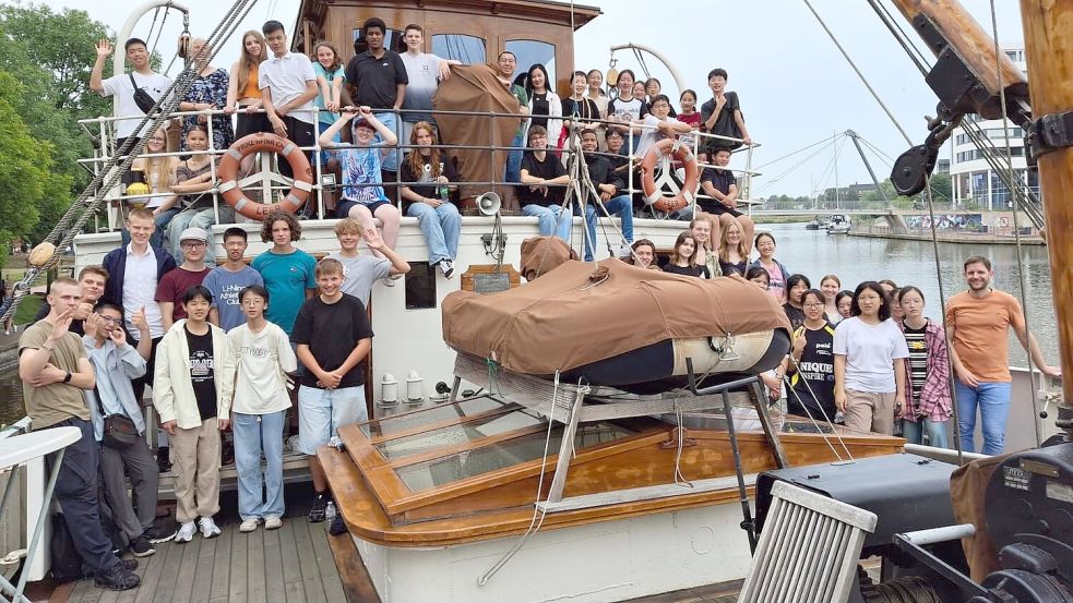 Alle in einem Boot: Leeraner Schülerinnen und Schüler gingen mit ihren jungen Gästen aus China an Bord. Foto: privat