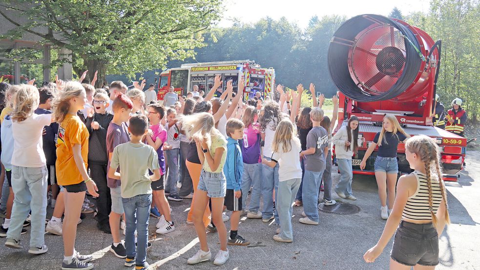 Der Großlüfter der Freiwilligen Feuerwehr Wallinghausen sorgte für frischen Wind im Schulalltag der Egelser Schüler. Foto: Heino Hermanns