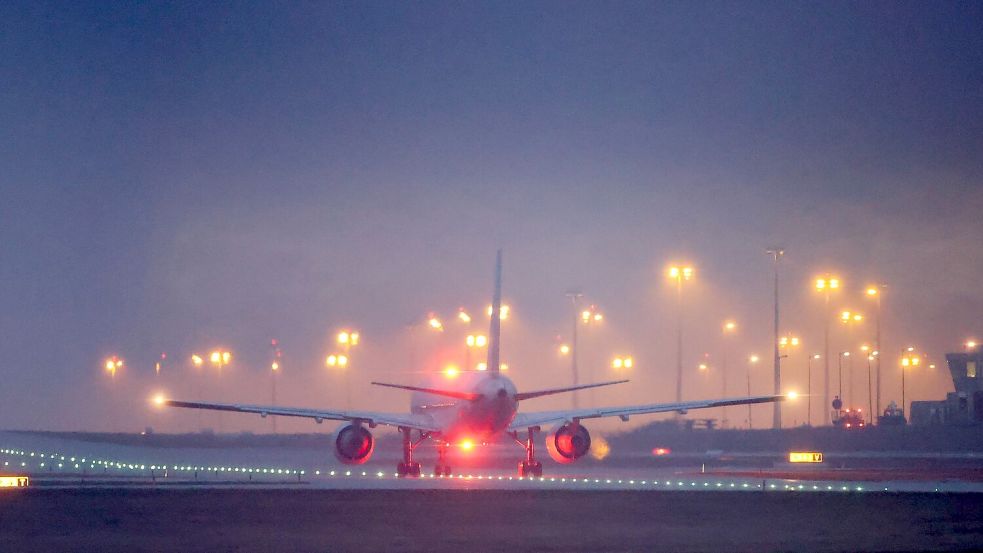 Vom Flughafen Leipzig/Halle ist am Morgen ein Flugzeug mit Straftätern abgehoben. (Archivfoto) Foto: Jan Woitas/dpa-Zentralbild/dpa