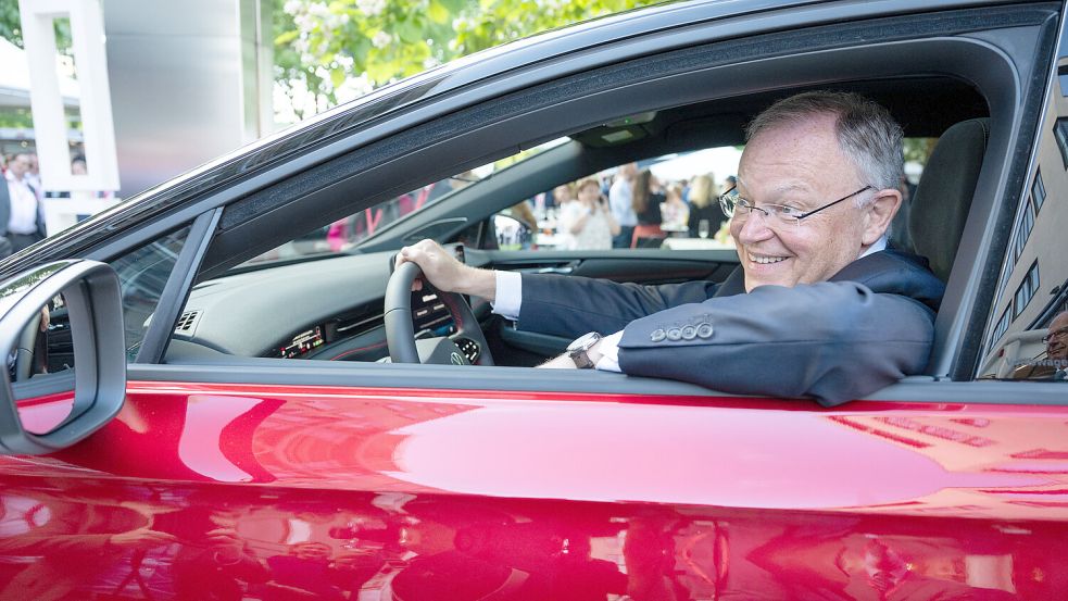 Stellte sich am Donnerstag im Landtag vielfältigen Fragen der Opposition, unter anderem zur Elektromobilität: Niedersachsens Ministerpräsident Stephan Weil (SPD). Foto: picture alliance/dpa