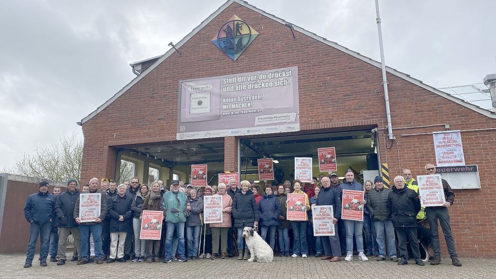 Schon im April 2023 gab es in Neßmersiel Protest gegen die Neubaupläne. Jetzt traten zahlreiche Feuerwehrleute aus, die Neßmersieler Feuerwehr steht damit vor dem Aus. Foto: Archiv/OK