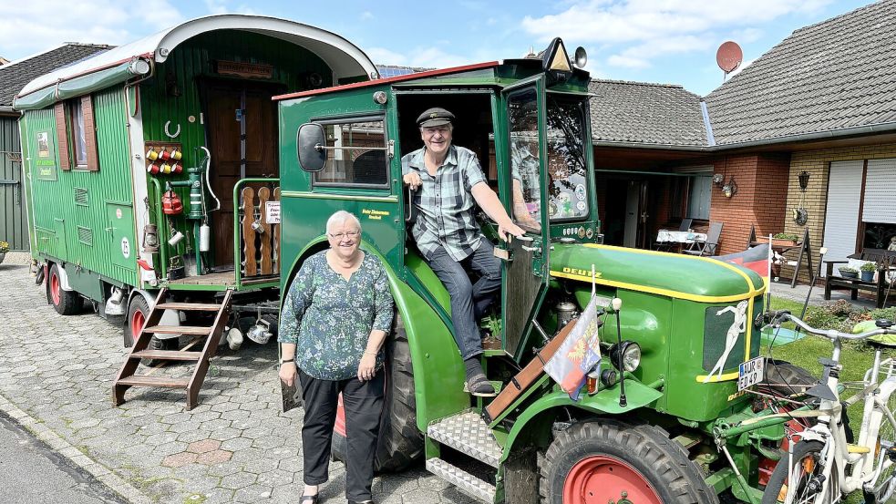 Zum 50. Geburtstag schenkte Erika Zimmermann ihrem Mann Dieter einen alten Traktor der Marke Deutz. Foto: Ortgies