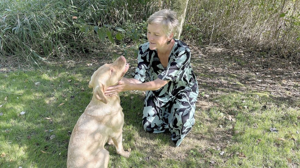 Gemeinsam mit Hündin Ylvi streift Isabel Kleinert gerne durch ihr grünes Paradies. Foto: Groenendaal