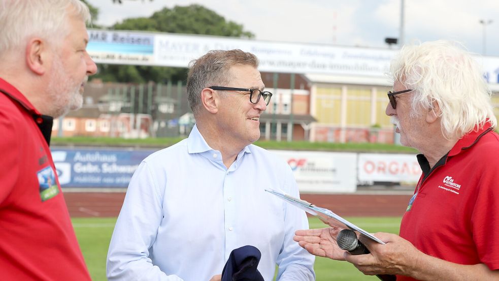 Jan-Christian Dreesen gab sich beim Finale des Ostfriesland-Cups sehr nahbar. Foto: Gronewold