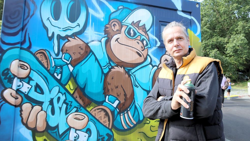 Dieser Gorilla von Graffiti-Künstler Andreas Kutzner empfing die Gäste bei der Eröffnung des Wiesmoorer Jugendplatzes. Foto: Böning