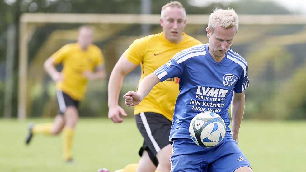 In der abgelaufenen Saison gewann der TuS Weene (gelbes Trikot) zu Hause mit 4:1 gegen Süderneuland. Diesmal gab es eine hohe Niederlage. Foto: Doden, Emden, Archiv