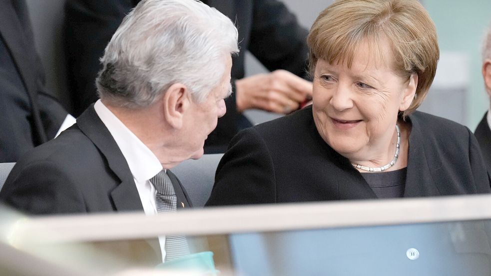 Ostdeutsche sind in Spitzenpositionen selten – Ex-Bundeskanzlerin Angela Merkel und der ehemalige Bundespräsident Joachim Gauck eher eine Ausnahme. Foto: IMAGO / Political-Moments