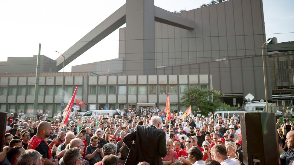 Auch der frühere IG Metall-Chef Detlef Wetzel ist am Donnerstag als Aufsichtsrat bei Thyssenkrupp Steel zurückgetreten. Nach der Sitzung sprach er zu Beschäftigten. Foto: Fabian Strauch/dpa