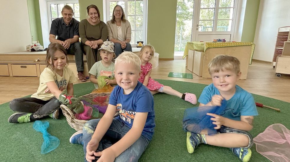 Eine neue Kita hat in Jübberde eröffnet. Bürgermeister Heinz Trauernicht (hinten, von links), Leiterin Carina Wolters und Beate Bäuerle von der Gemeinde haben das Konzept erklärt. Foto: Heinig