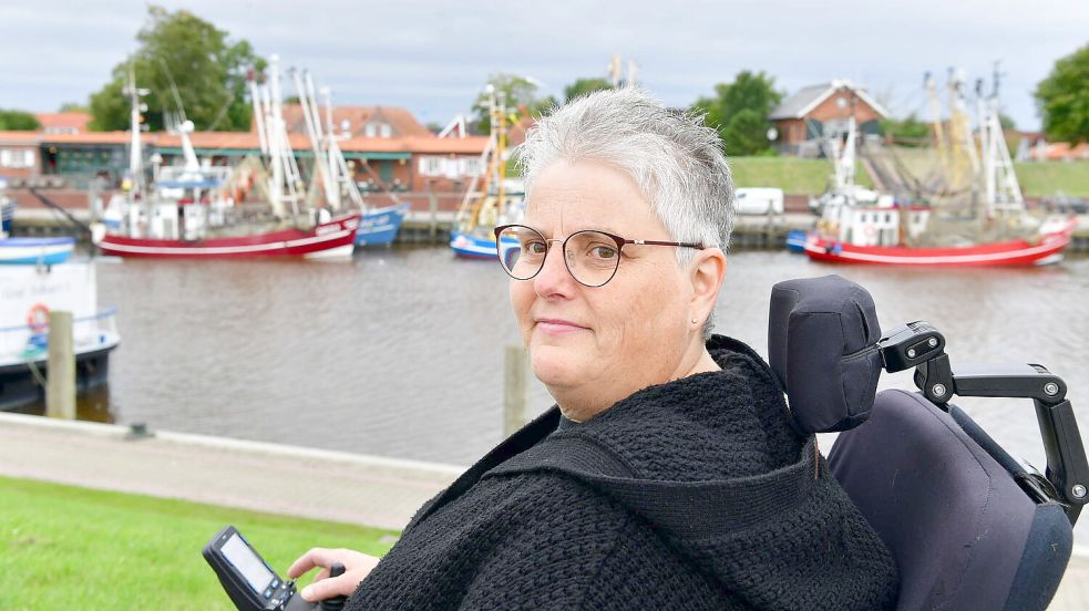 Als Rollstuhlfahrerin blickt Birgit Willems aus einer besonderen Perspektive auf den Ort Greetsiel. Foto: Wagenaar