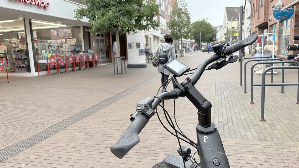 Mit dem Rad durch die Fußgängerzone in Leer: Tagsüber muss man schieben – außer sonntags. Foto: Bothe