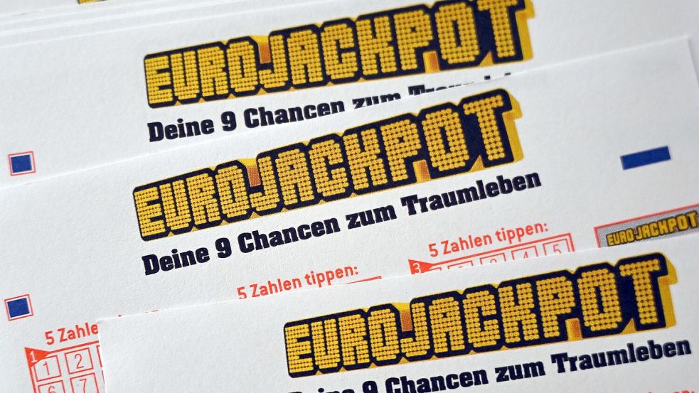 Für den Eurojackpot muss man 5 Zahlen aus 50 und anschließend die Eurozahlen, also 2 aus 12, tippen. (Symbolbild) Foto: Federico Gambarini/dpa