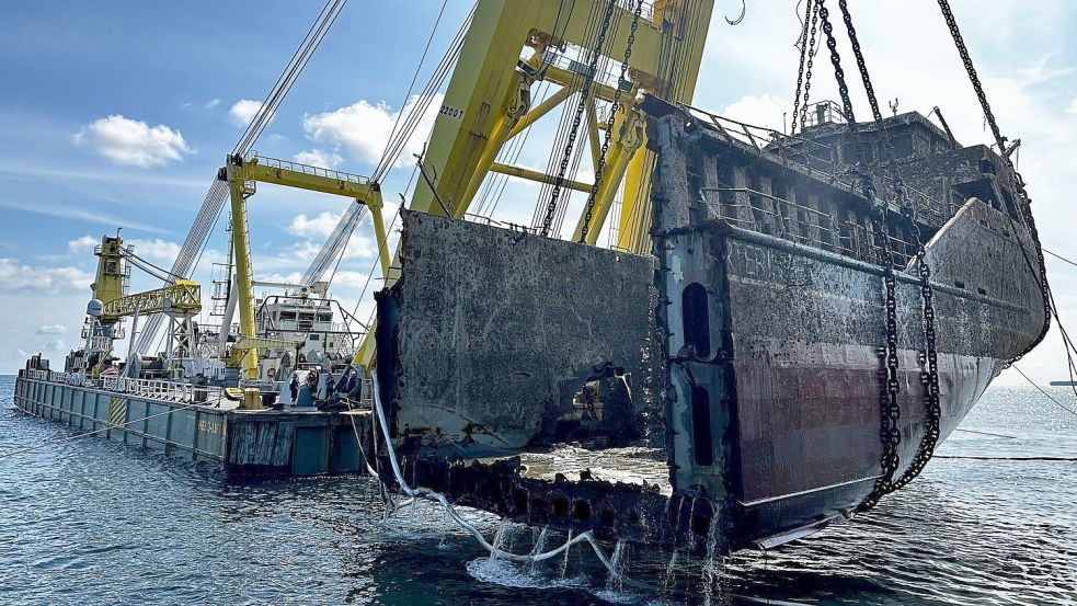 Das Heck des gesunkenen Frachters „Verity“ wurde am Freitag, 30. August, aus dem Wasser gehoben. Foto: WSV/brand Marine Consultants GmbH.