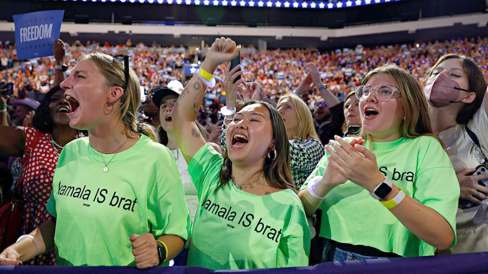 Unterstützerinnen der US-Präsidentschaftskandidatin Kamala Harris jubeln in neongrünen T-Shirts mit der Aufschrift „Kamala is brat“ während einer Wahlkampfveranstaltung. „Brat“ (übersetzt: Göre) war ein In-Wort dieses Sommers. (Archivbild) Foto: Yalonda M. James/San Francisco Chronicle/AP/dpa