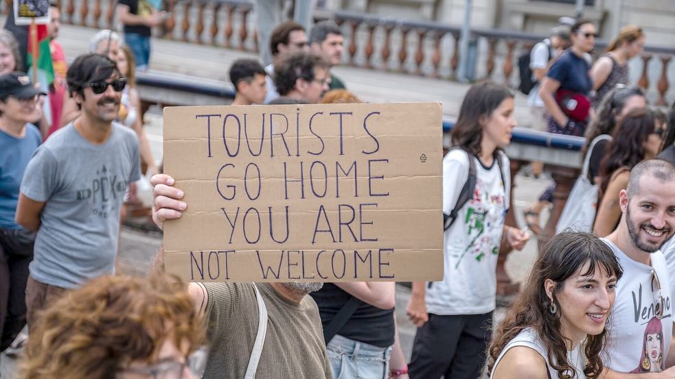 Eine Demonstration gegen Massentourismus in Barcelona. (Archivbild) Foto: Paco Freire/SOPA Images via ZUMA Press Wire/dpa