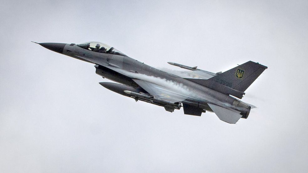 Erst Anfang August waren die ersten F-16 der Ukraine vorgestellt worden. Sie kamen angeblich aus den Niederlanden. (Archivbild) Foto: Efrem Lukatsky/AP/dpa