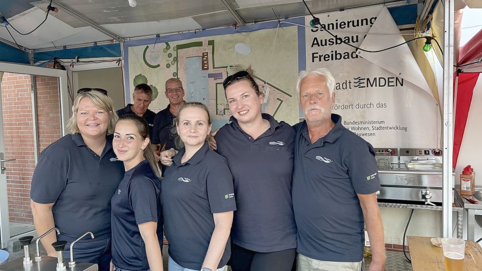 Die fleißigen Mitarbeiterinnen und Mitarbeiter am Grillstand beim Sommerfest im Freibad Borssum hatten alle Hände voll zu tun. Foto: Hanssen