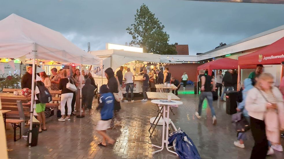 Eigentlich sollte am Samstag, 24. August 2024, das große Sommerfest im Freibad Borssum gefeiert werden. Die Feier wurde mittendrin wegen Starkregen und Sturm abgebrochen. Foto: Förderverein Freibad Borssum