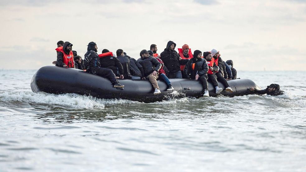 Nach wie vor versuchen viele Migranten über den Ärmelkanal nach Großbritannien zu gelangen. (Archivbild). Foto: Sameer Al-Doumy/AFP/dpa