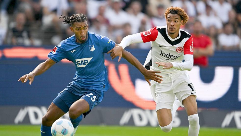 Eintracht Frankfurts Stürmer Hugo Ekitiké (r) erzielte gegen die TSG 1899 Hoffenheim das 1:0. Foto: Arne Dedert/dpa