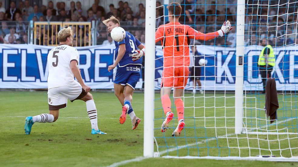 Direkt nach der Pause lag das 1:1 mehrfach in der Luft. Auch bei diesem Kopfball von David Schiller. Foto: Doden/Emden