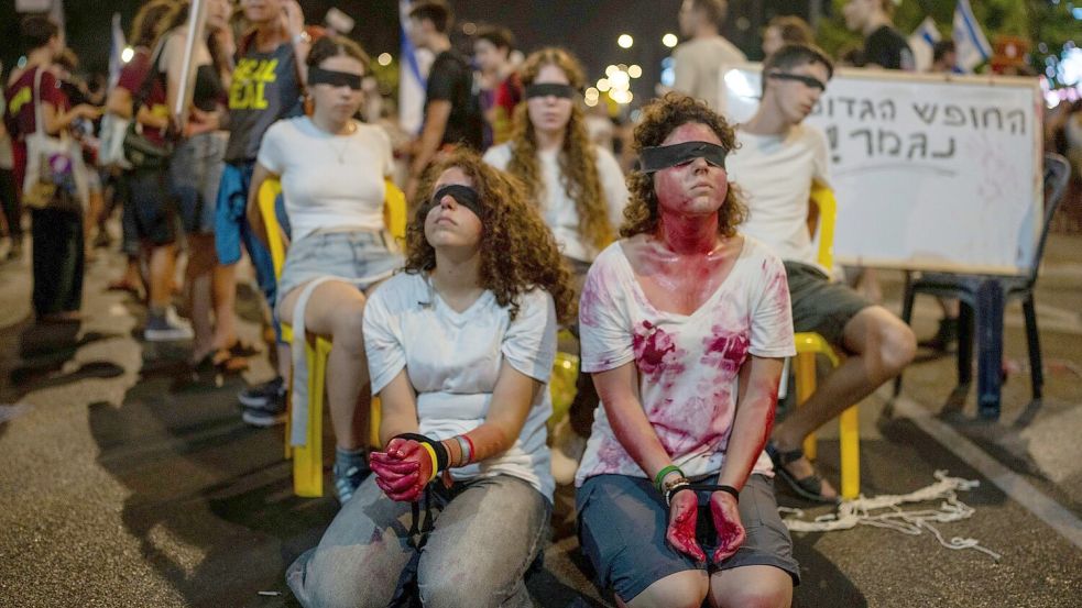 Auf Protestkundgebungen wird Israels Regierungschef Netanjahu vorgeworfen, die Geiseln in Gaza im Stich zu lassen. Foto: Ohad Zwigenberg/AP/dpa