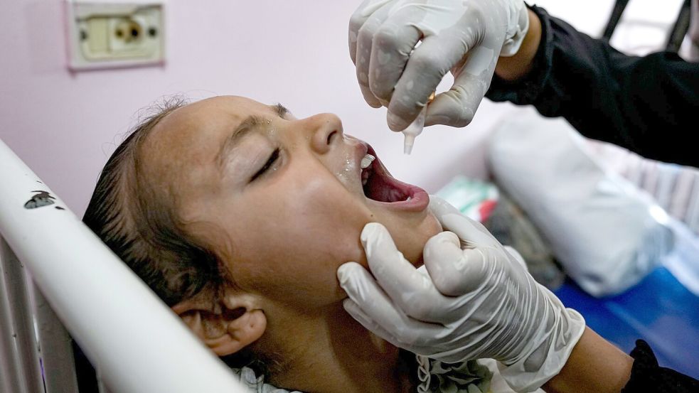 Bei einer Pressekonferenz der von der Hamas kontrollierten Gesundheitsbehörde in Gaza wurden schon die ersten Impfdosen verabreicht. Foto: Abdel Kareem Hana/AP/dpa