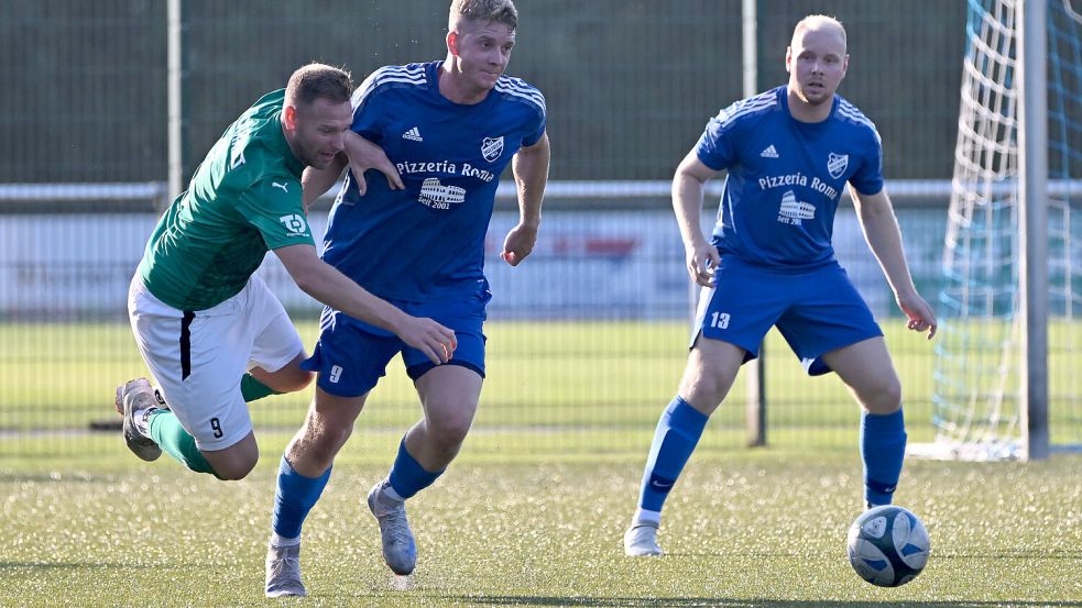 Die Sportfreunde Larrelt (links Torsten Mammen) sind nach dem 1:2 in Holtriem weiter in der Krise. Bei den Gastgebern traf Leon Wübbenhorst (Mitte) zum 1:0. Mittelfeldmann Tim Glanzer überzeugte erstmals in der Innenverteidigung. Foto: Doden/Blomberg