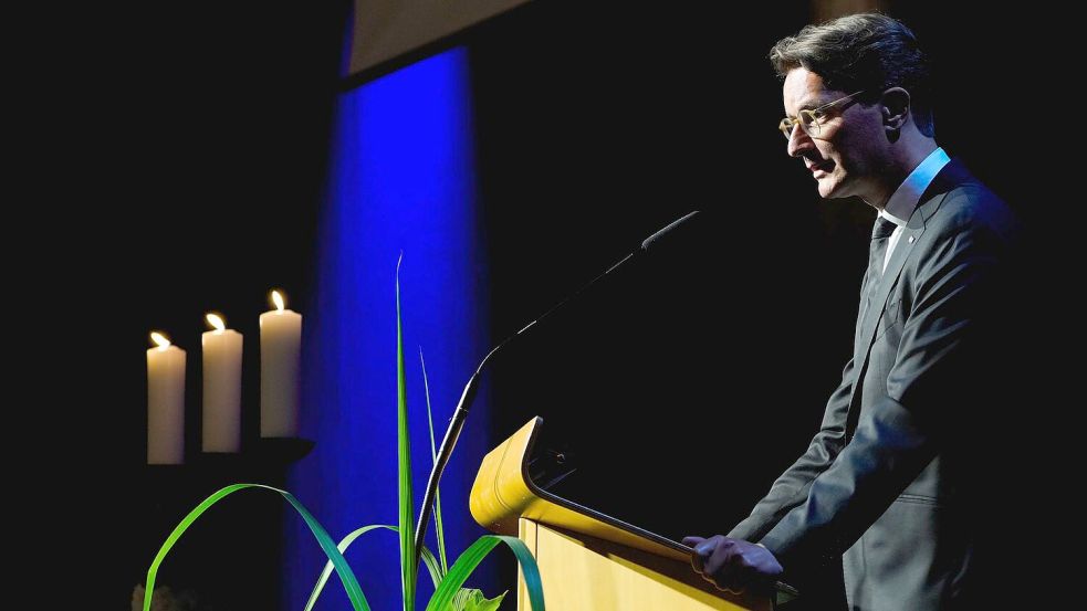 Ministerpräsdient Hendrik Wüst (CDU) hat den Solingen-Anschlag als barbarischen Terror und zugleich als Wendepunkt bezeichnet. Foto: Michael Probst/AP Pool/dpa