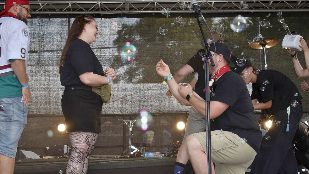 Beim Pixxen-Festival gab‘s einen Heiratsantrag auf der Bühne. Foto: Buntjer