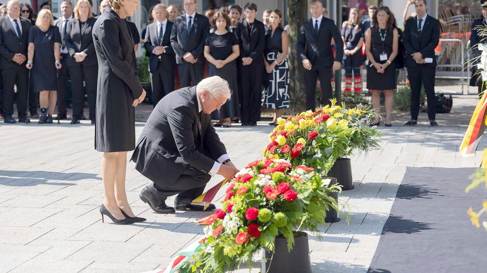 Bundespräsident Steinmeier legt Kranz am Tatort nieder. Foto: Rolf Vennenbernd/dpa