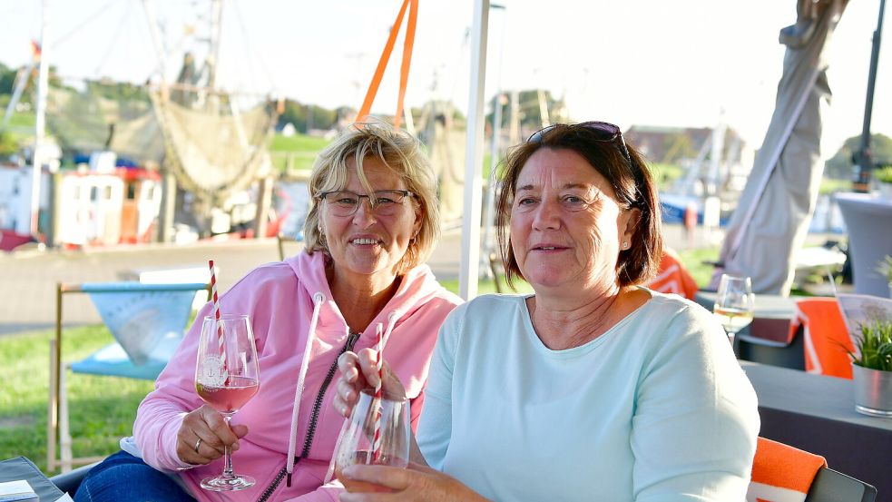 Ein erfrischender Cocktail mit Krabbenkutter-Ambiente: So ist das Weinfest Greetsiel. Foto: Wagenaar