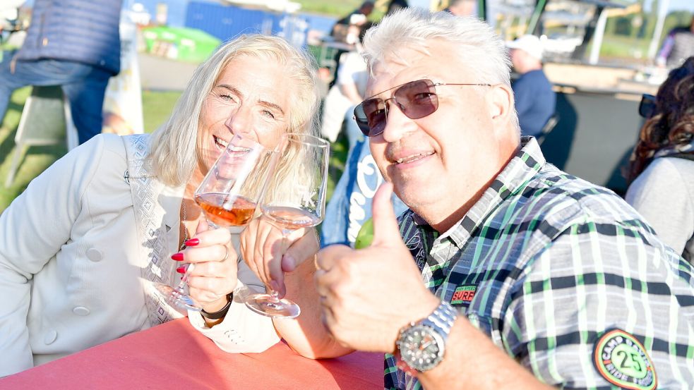 Die Urlauber Helga und Thomas genießen ihr erstes Glas Wein. Foto: Wagenaar