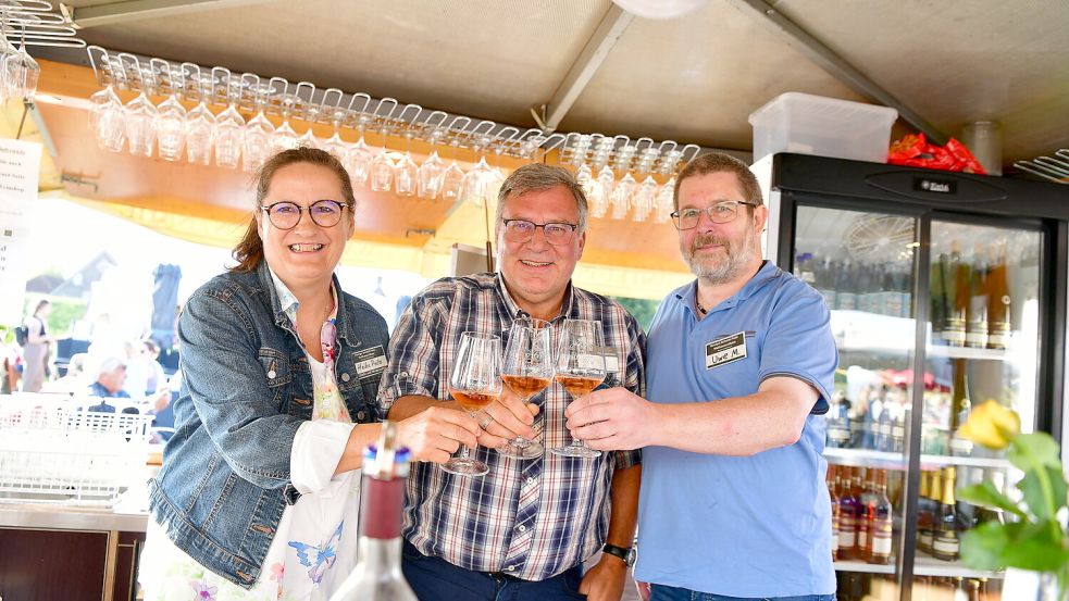 Heike Peitz, Reinhard Peitz und Uwe Mai vom Familien-Weingut Schmitt-Peitz. Foto: Wagenaar