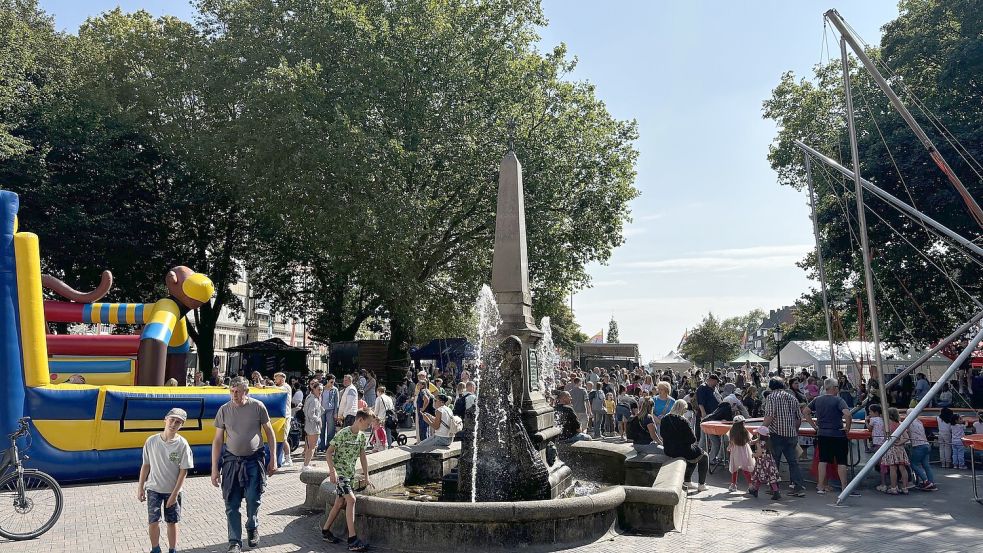 Einmal im Jahr gibt es in Emden ein kostenloses Kinderfest. Das lockt erwartungsgemäß viele Mädchen und Jungen an. Foto: Hanssen