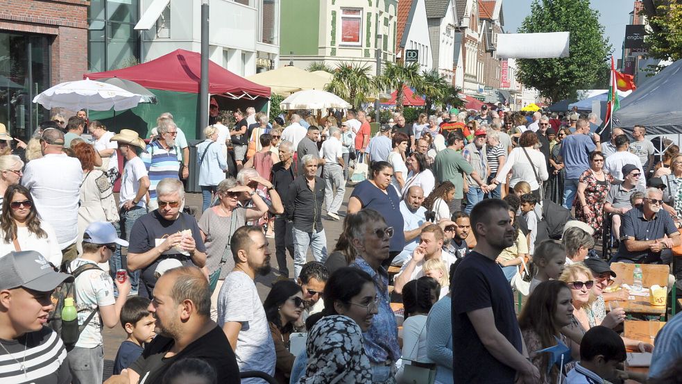 Die Besucherinnen und Besucher genießen Vorführungen und einen Bummel. Foto: Wolters