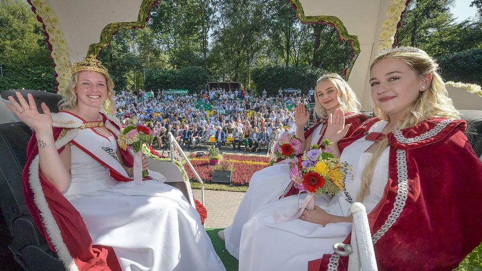 Die 24-jährige Meike Deharde aus Wiesmoor (von links) ist Wiesmoors neue Blütenkönigin Clematis I, bei ihr im Krönungswagen sind die Prinzessinnen Joey Melina Folkerts (20, Großefehn) und Antje Kopietz (21, Großefehn). Foto: Ortgies