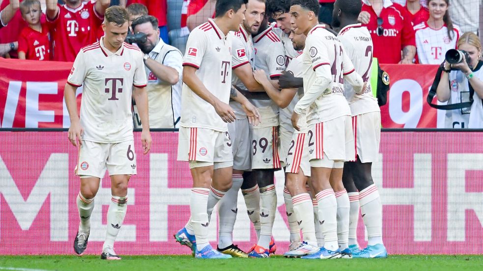 Bayern-Profi Joshua Kimmich (l) beim Münchner Torjubel nach dem 1:0 von Harry Kane. Foto: Sven Hoppe/dpa