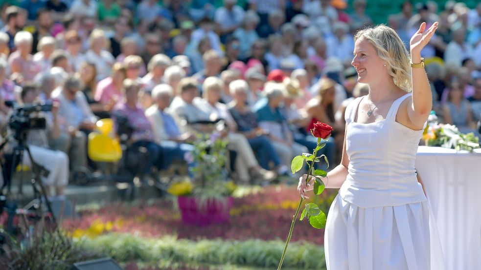 Das Publikum der Freilichtbühne wählte die 24-jährige Meike Deharde zur neuen Wiesmoorer Blütenkönigin. Foto: Ortgies