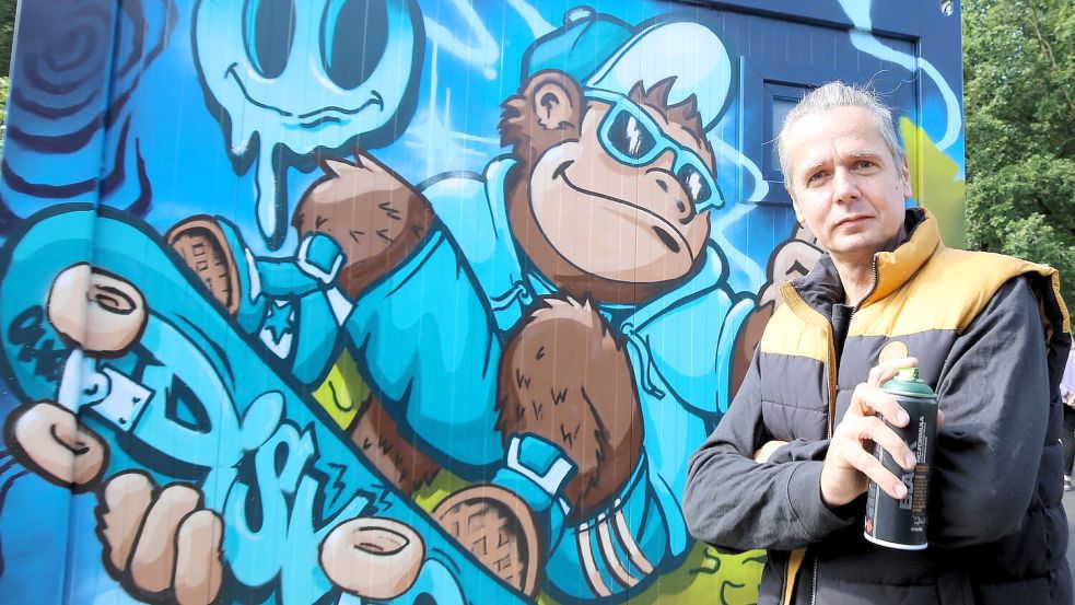 Dieser Gorilla von Graffiti-Künstler Andreas Kutzner empfing die Gäste bei der Eröffnung des Wiesmoorer Jugendplatzes. Foto: Böning