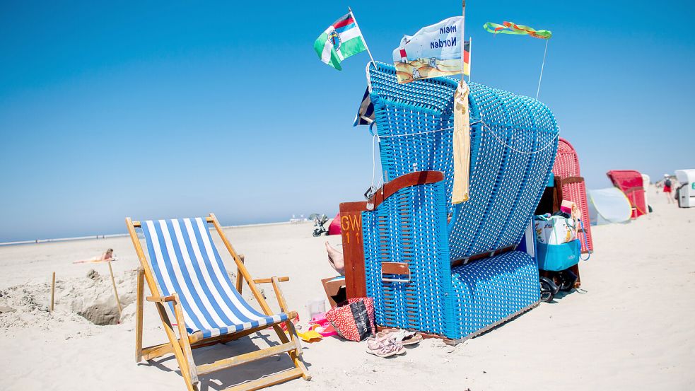 So wir hier auf Borkum stellen sich die meisten Urlauber den Besuch am Strand vor, sagt OTG-Geschäftsführerin Imke Wemken: Ein Strandkorb an einem weiten weißen Strand mit touristischer Infrastruktur wie sanitären Anlagen und Strandbar in der Nähe. Foto: Archiv/Hauke-Christian Dittrich/dpa