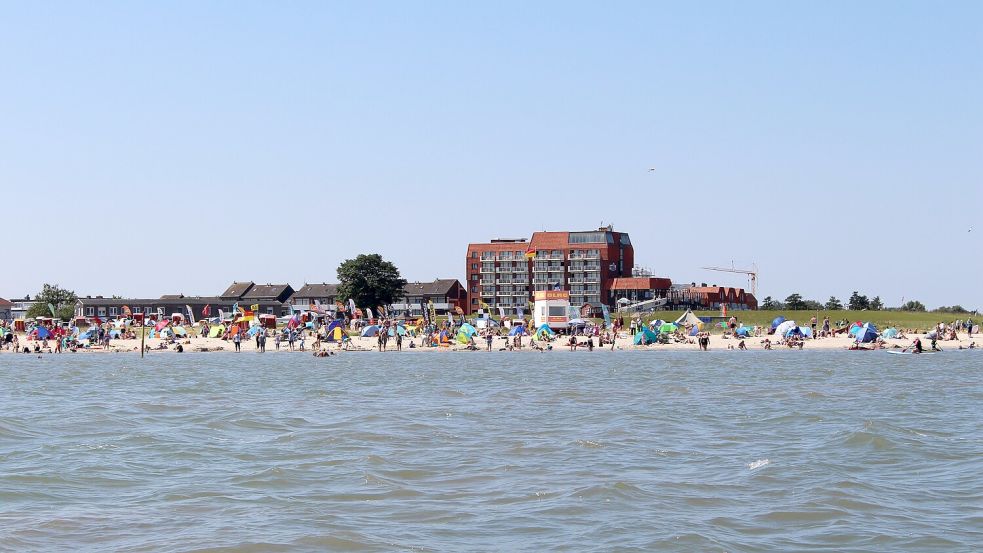 Der großzügige Sandstrand in Schillig ist auch bei Ostfriesen beliebt. Nicht zuletzt, weil im Wangerland seit 2023 kein Strandeintritt mehr fällig wird. Foto: Archiv/Oltmanns