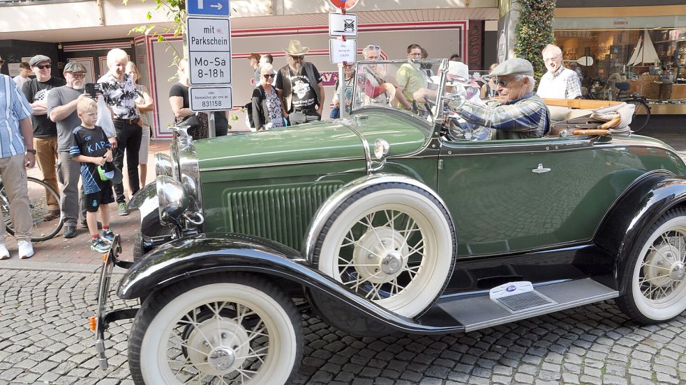 Zahlreiche Oldtimer waren in Leer zu sehen. Foto: Wolters