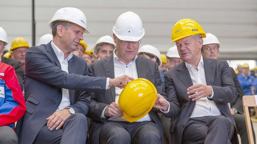 Sie wollen die Meyer Werft retten: Niedersachsens Wirtschaftsminister Olaf Lies (links), Ministerpräsident Stephan Weil und Bundeskanzler Olaf Scholz (alle SPD). Foto: Lars Schröer