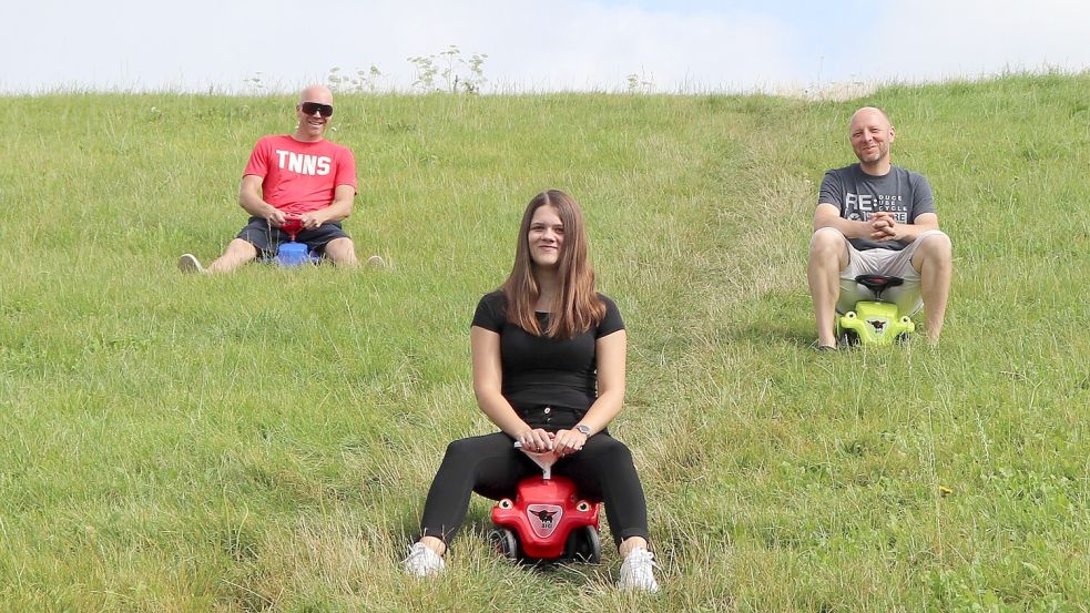 Sebastian Fröhlich (Emder Turnverein) freut sich mit Tessa Mücher und Benjamin Breuer (beide health&sports Hochschule Emden/Leer) auf einen spaßigen Renn-Nachmittag auf dem Friesenhügel. Foto: Hochschule Emden/Leer