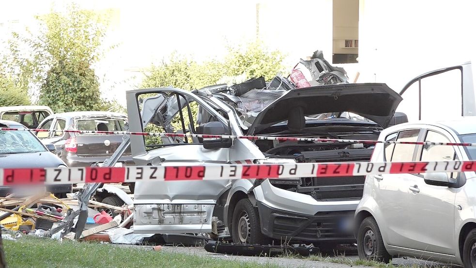 Im Bremer Stadtteil Gröpelingen ist am Montagmorgen in einem Transporter eine Propangasflasche explodiert. Der Fahrer des Wagens wurde dabei schwer verletzt. Foto: NWM-TV