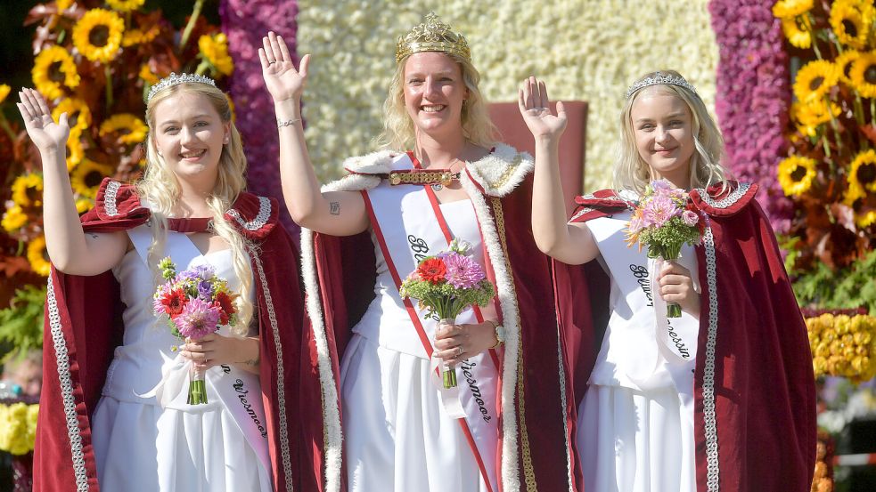 Meike Deharde (Mitte) ist die neue Blütenkönigin. Sie setzte sich gegen Antje Kopietz (rechts) und Joey Melina Folkerts durch. Foto: Ortgies