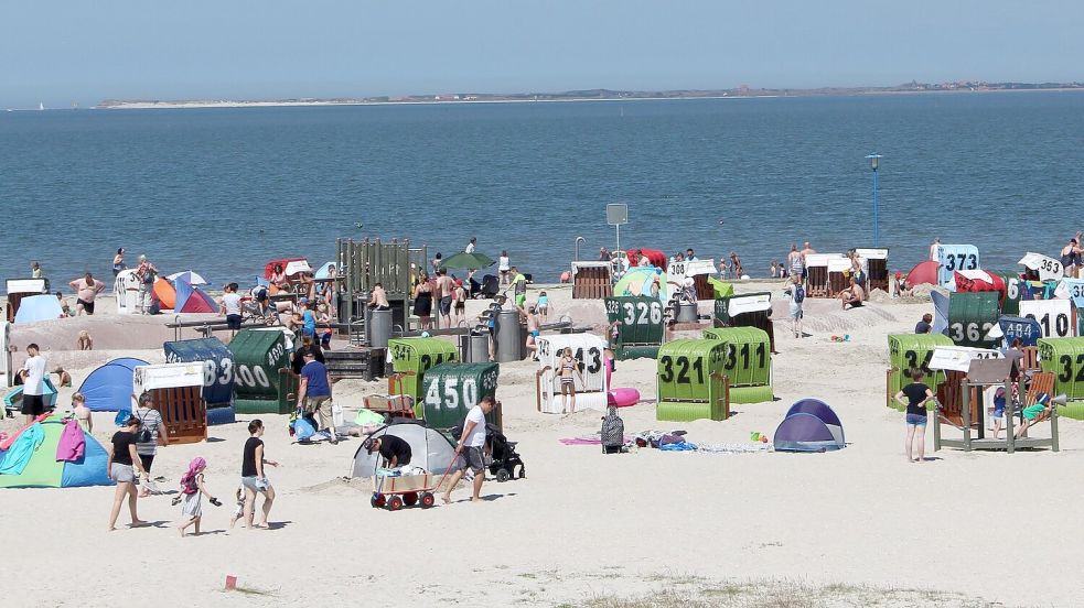 Sommerliche Strandszene in Neuharlingersiel. Foto: Oltmanns/Archiv