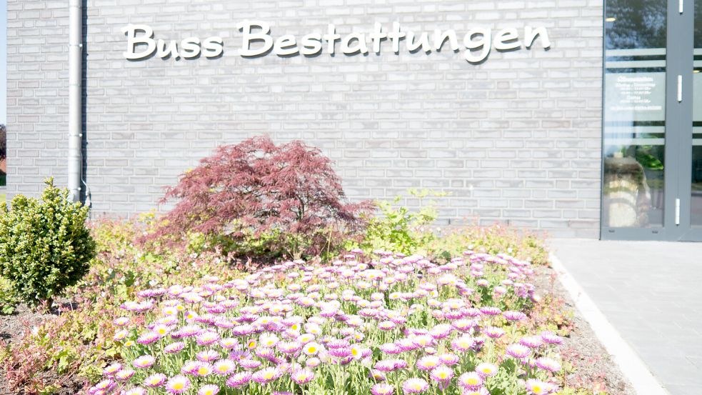 Geschmackvoll und freundlich präsentiert sich das Bestattungshaus von Buss Bestattungen in Wiesmoor.