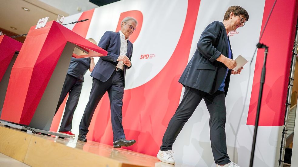 Nach dem Wahldebakel: SPD-Spitzenleute verlassen ihre Pressekonferenz Foto: Kay Nietfeld/dpa